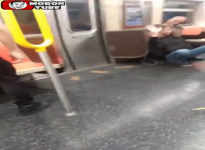 Video :A fight in a metro station is broken up by a witness